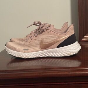 Nike Women's Beige and Black Athletic Shoes